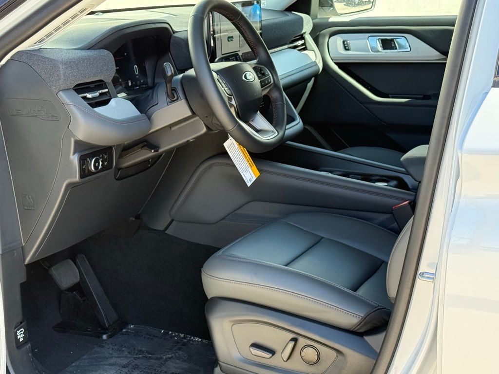 2025 Ford Explorer photo 6
