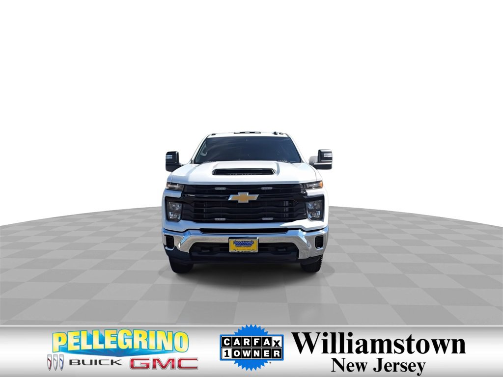 2024 Chevrolet Silverado HD photo 2