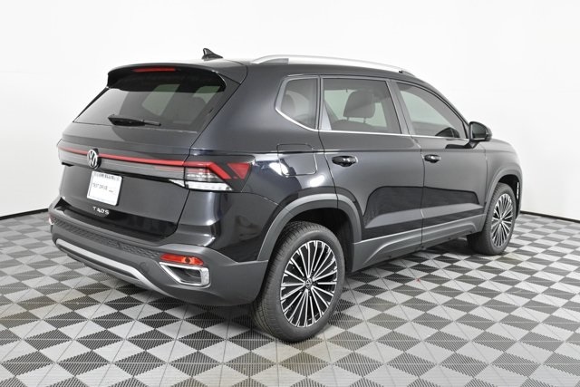 2025 Volkswagen Taos SE photo 3