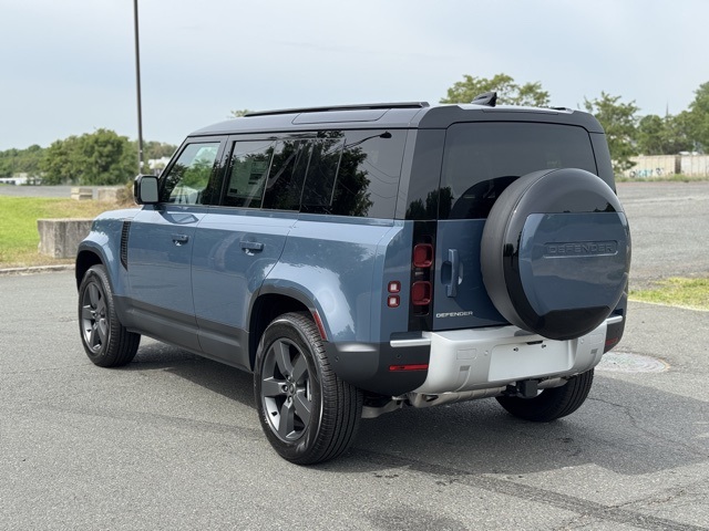 2025 Land Rover Defender 110 S photo 3