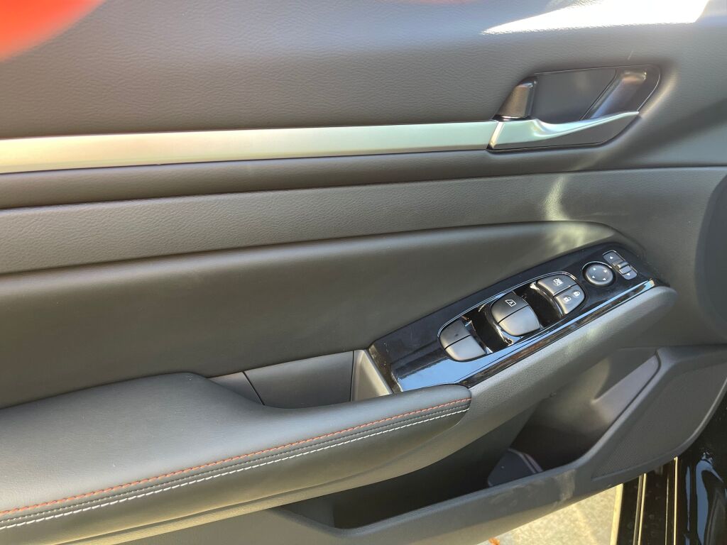 2025 Nissan Altima SR photo 4