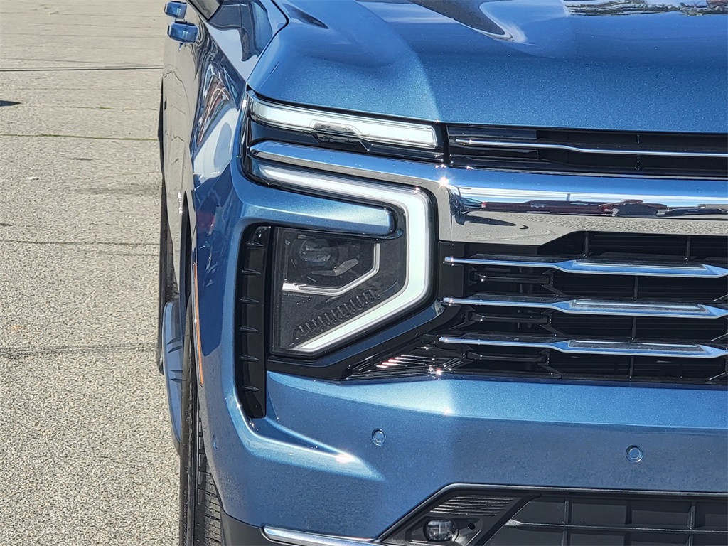 2025 Chevrolet Suburban LT photo 3