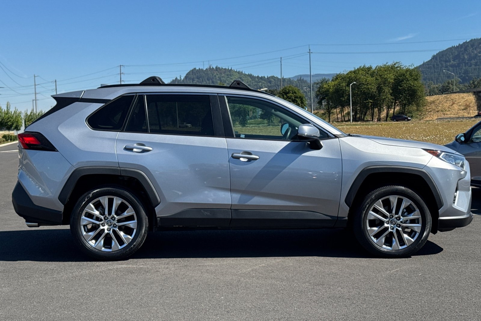2021 Toyota RAV4 XLE Premium photo 2
