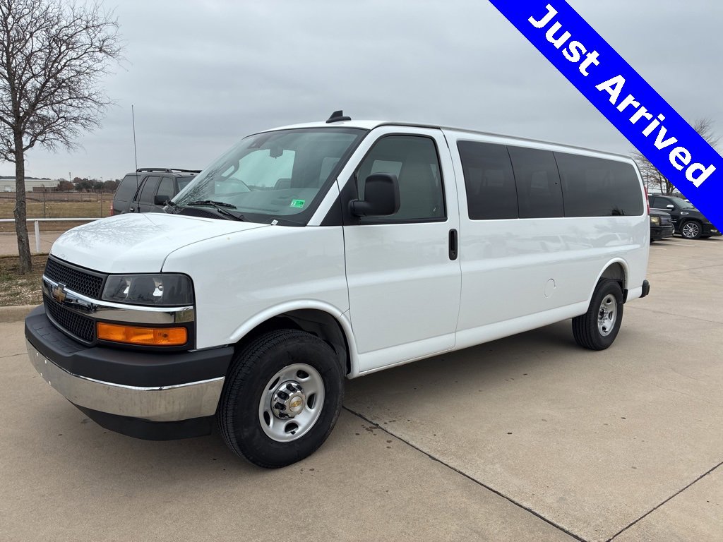 2025 Chevrolet Express Passenger LT's photo