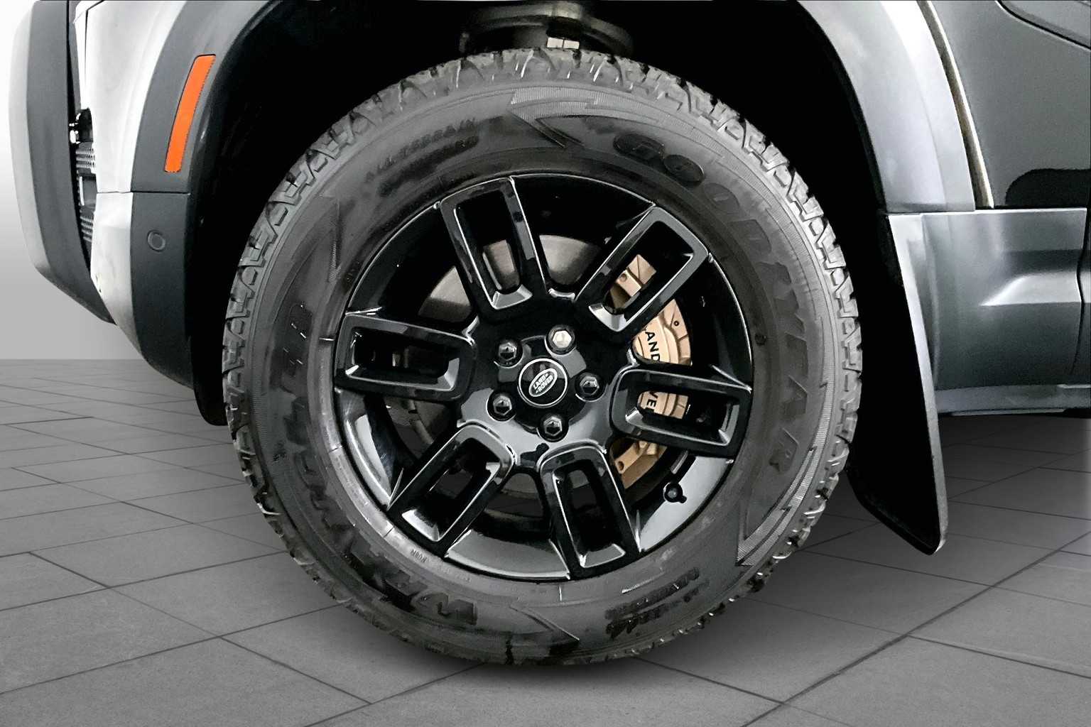 2023 Land Rover Defender SE photo 9