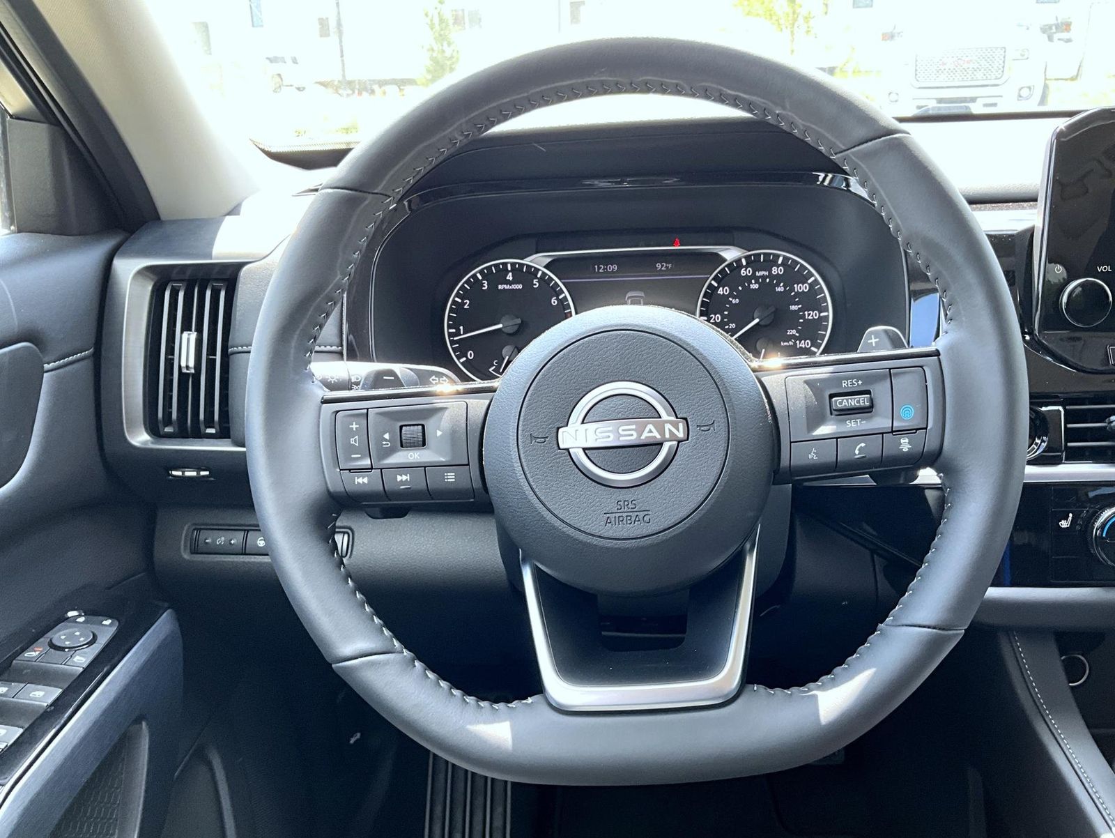 2025 Nissan Pathfinder SL photo 11