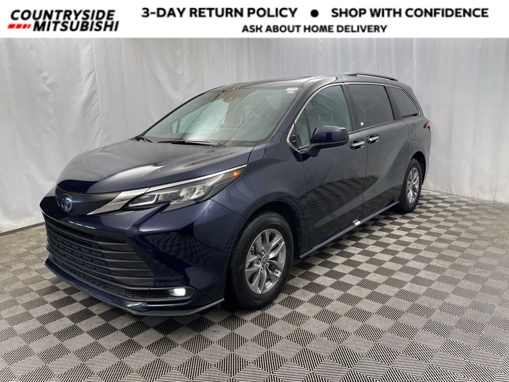 2025 Toyota Sienna XLE's photo