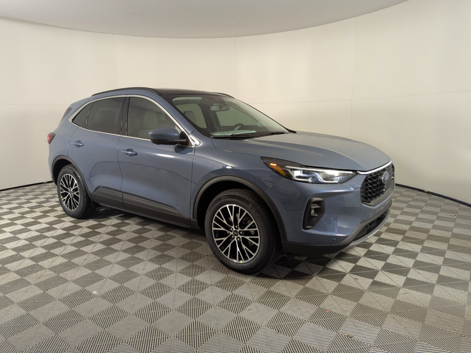2025 Ford Escape photo 2