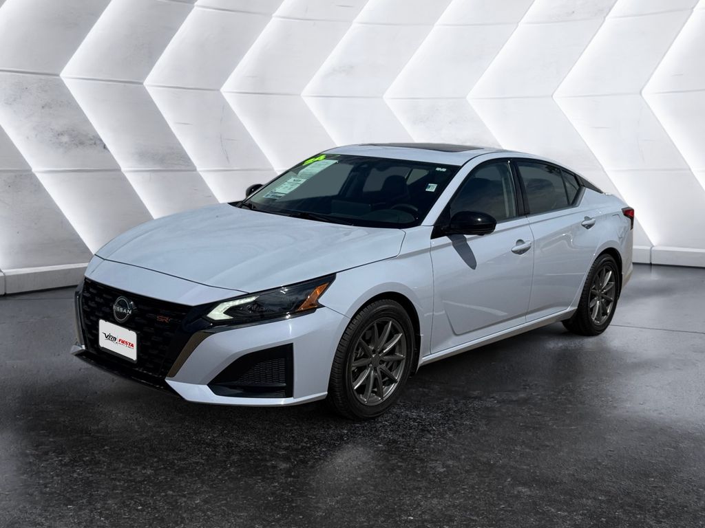 2024 Nissan Altima SR photo 2