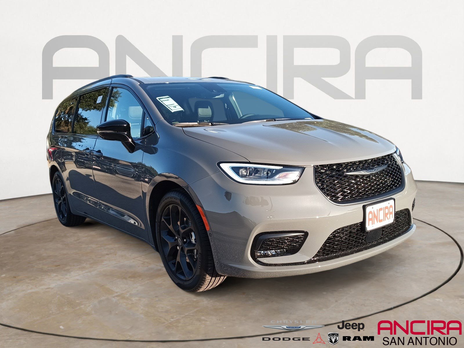 2025 Chrysler Pacifica Limited's photo