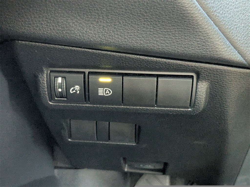 2022 Toyota Corolla Cross LE photo 22
