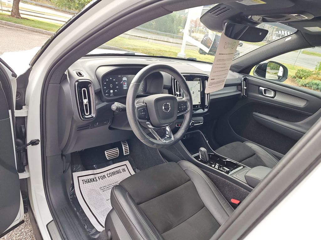 2021 Volvo XC40 T5 R-Design photo 6