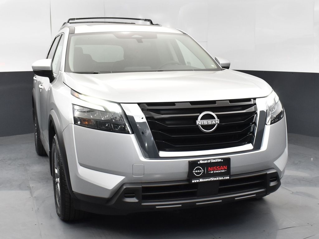 2025 Nissan Pathfinder SV photo 2