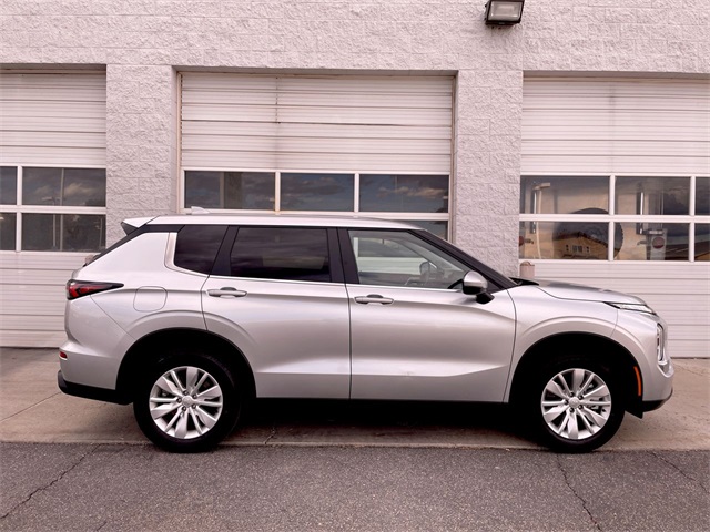 2025 Mitsubishi Outlander ES