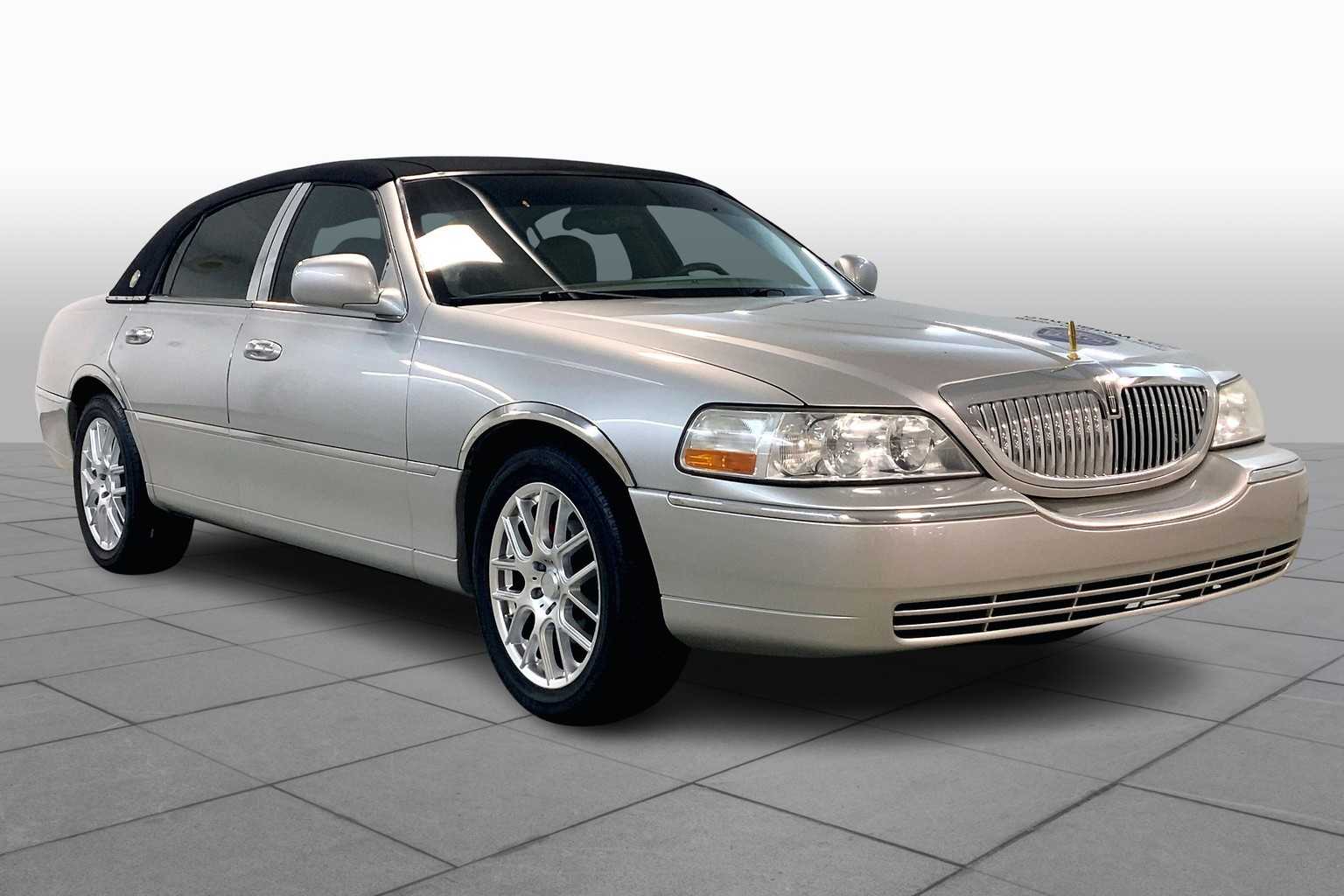Used 2003 Lincoln Town Car Executive with VIN 1LNHM81W53Y687745 for sale in Merriam, KS