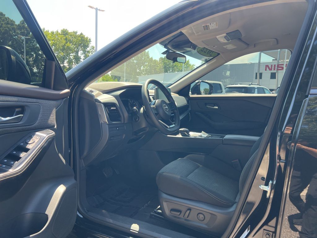 2022 Nissan Rogue SV photo 2