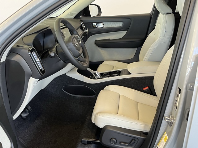 2025 Volvo XC40 Plus photo 15