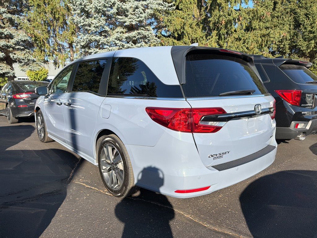 2024 Honda Odyssey Touring photo 2