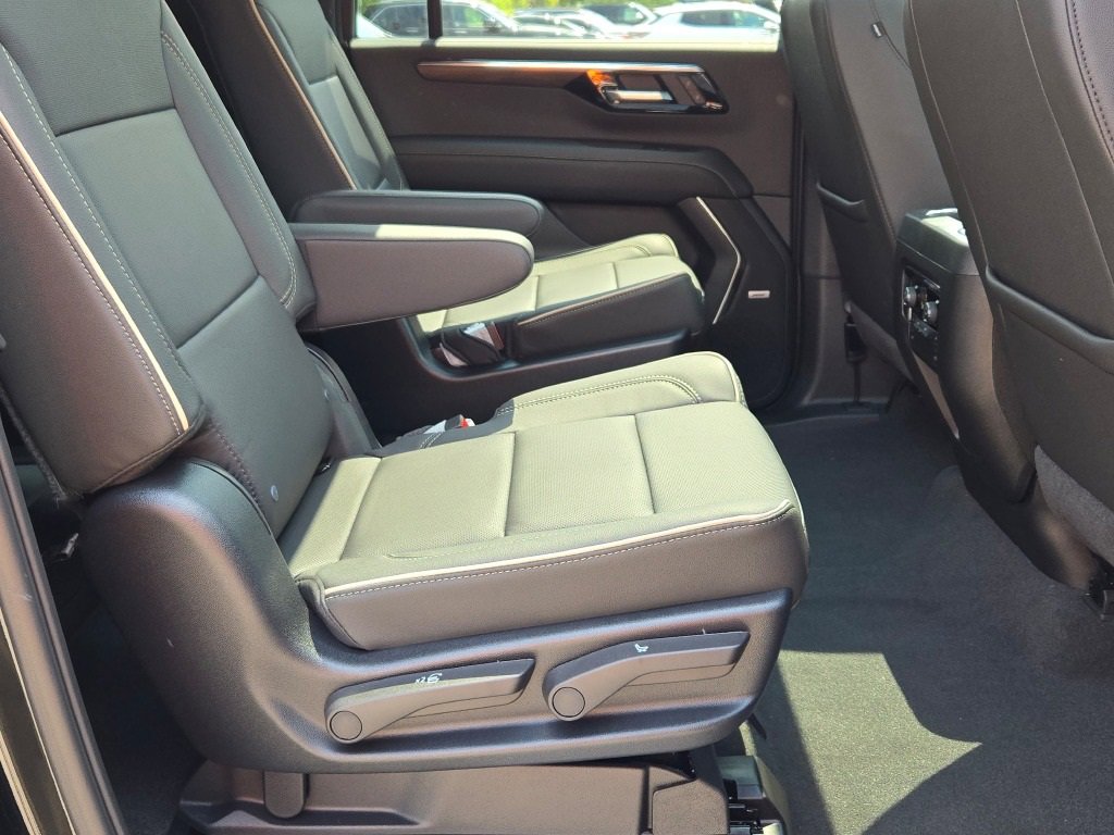 2025 Chevrolet Suburban Premier photo 9