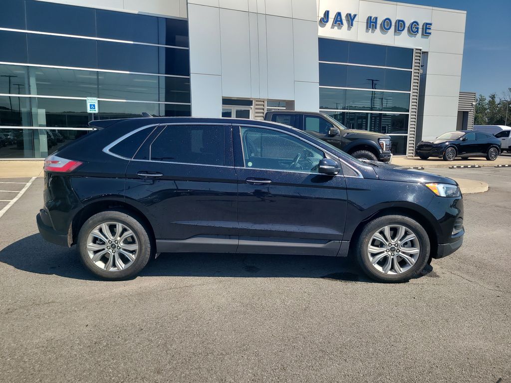 2024 Ford Edge Titanium photo 2