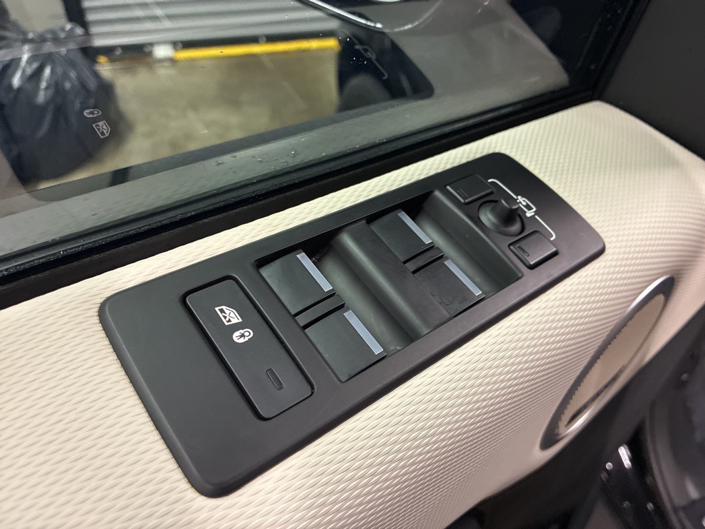2024 Land Rover Discovery SE photo 11
