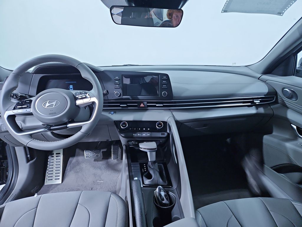 2025 Hyundai Elantra SEL Sport photo 12