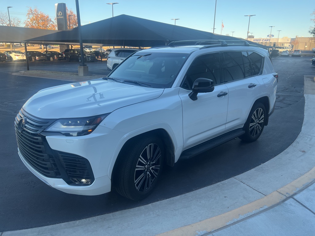 2022 Lexus LX Luxury's photo