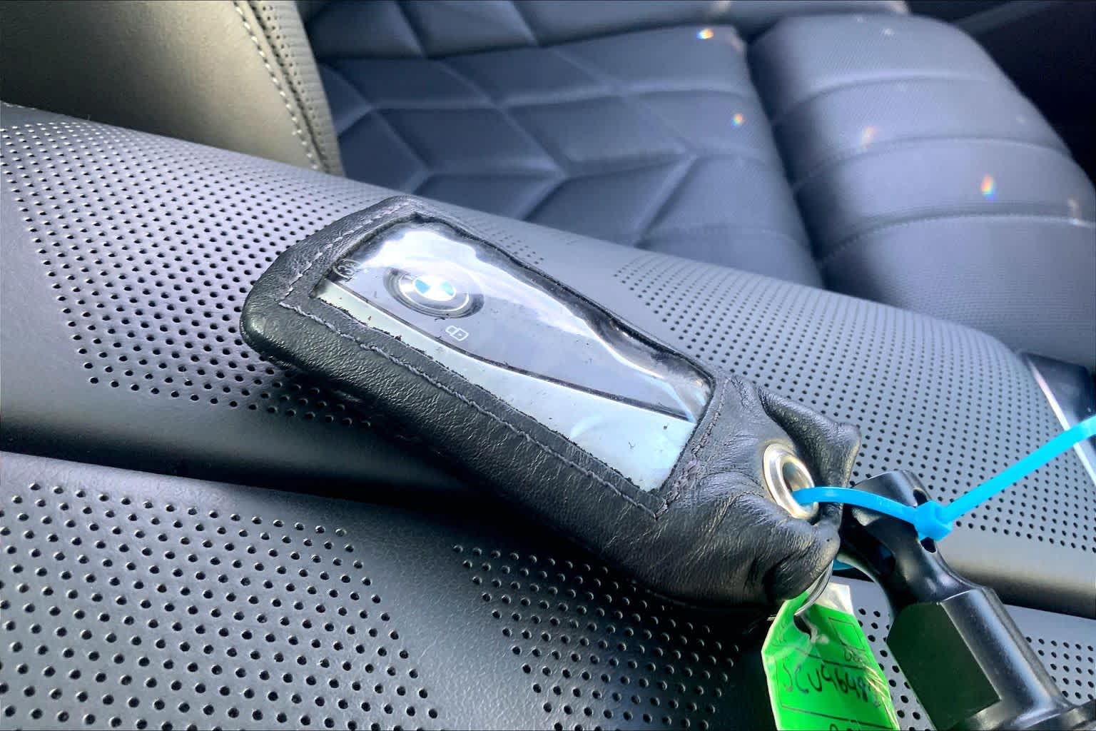 2025 BMW 7 Series 750e - Photo 14