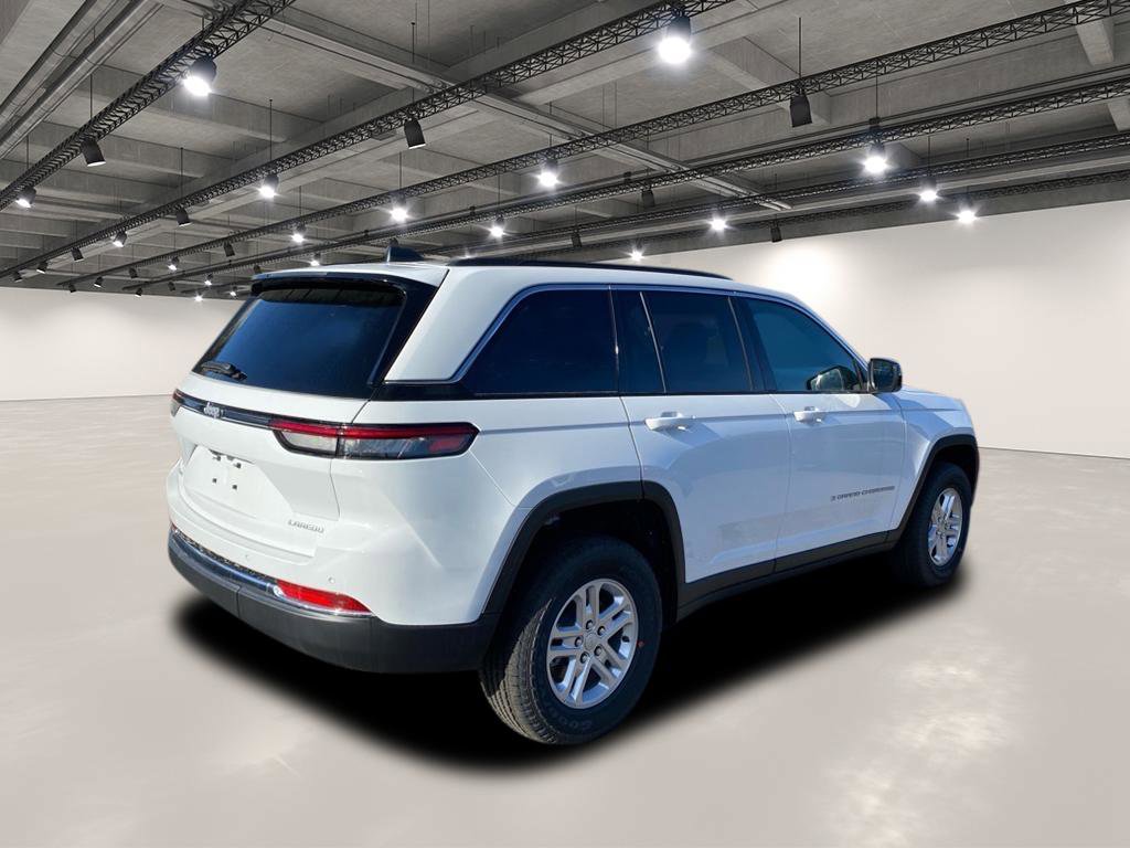 2025 Jeep Grand Cherokee Laredo photo 4