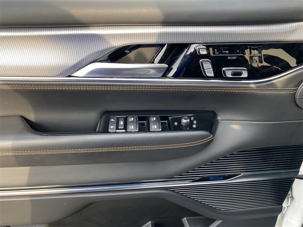 2023 Jeep Grand Wagoneer III photo 7