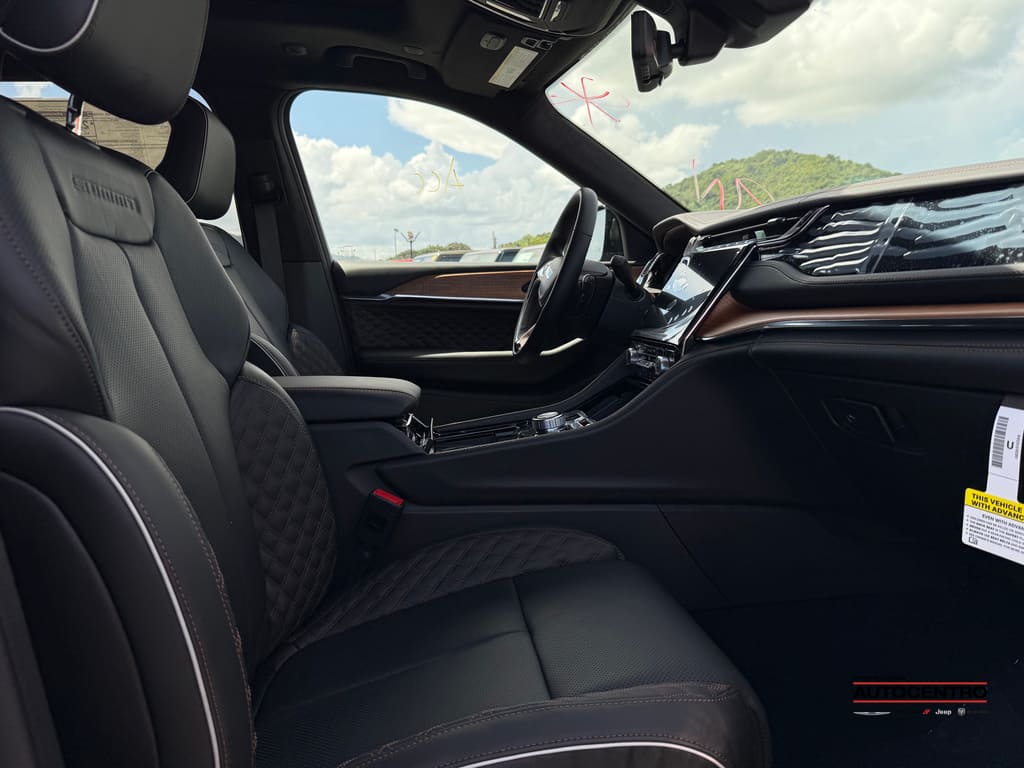 2025 Jeep Grand Cherokee Summit photo 4