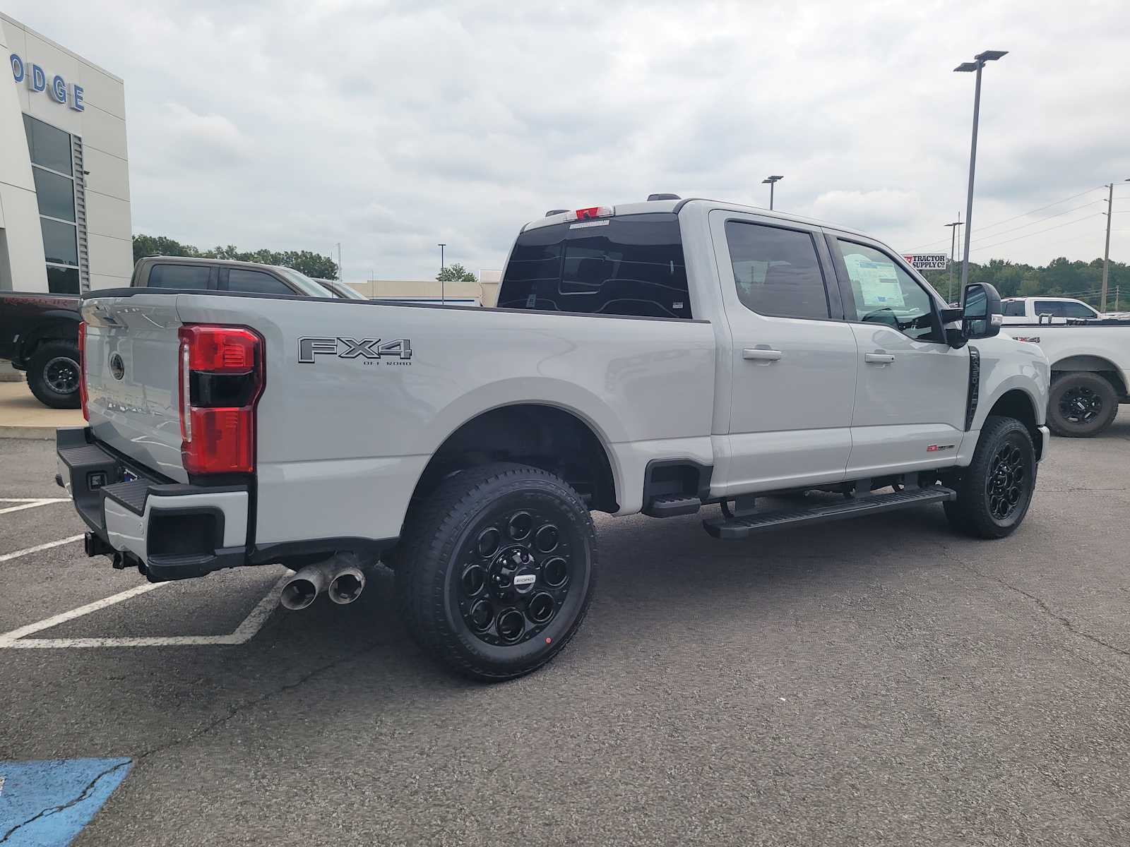 2025 Ford F-350 Lariat photo 2