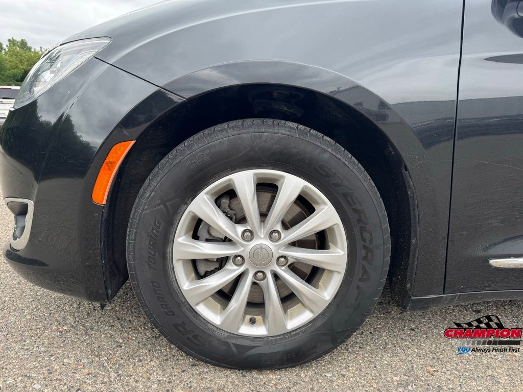 2017 Chrysler Pacifica Touring L photo 9