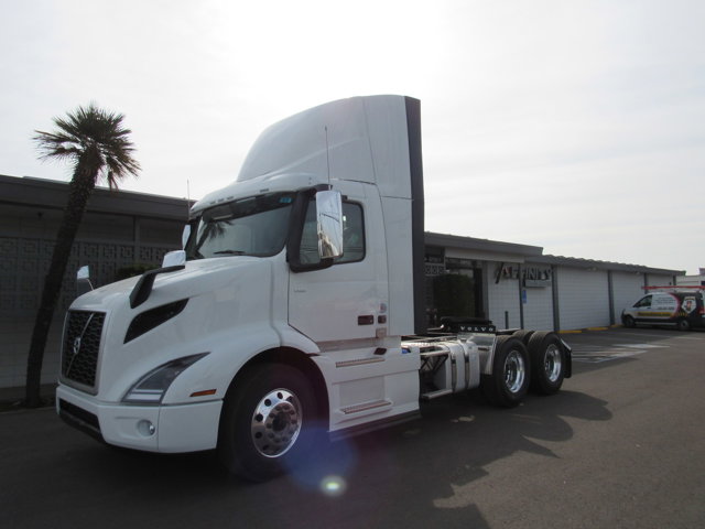 New 2025 VOLVO VNR64T-300's photo