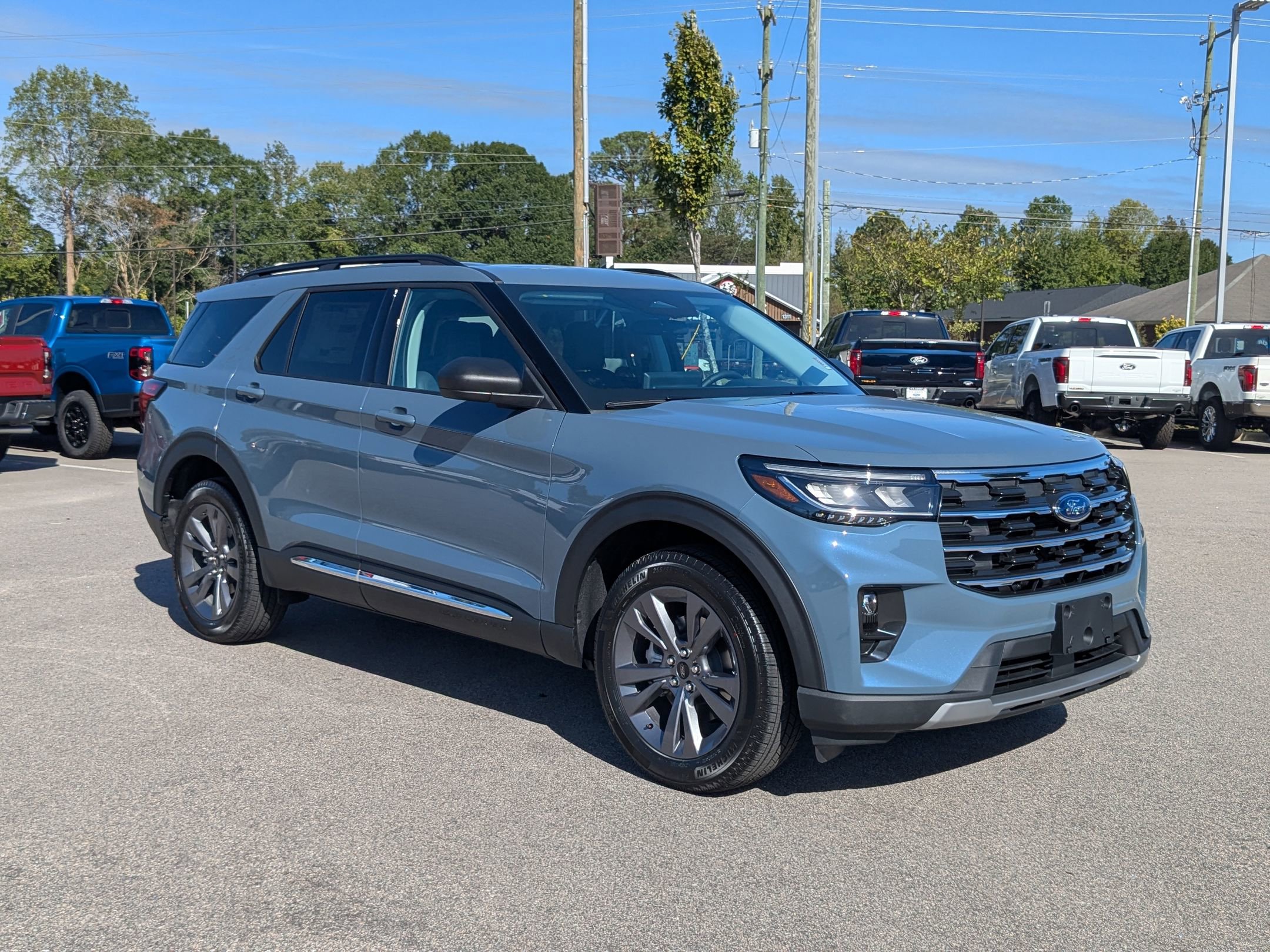 2025 Ford Explorer photo 4