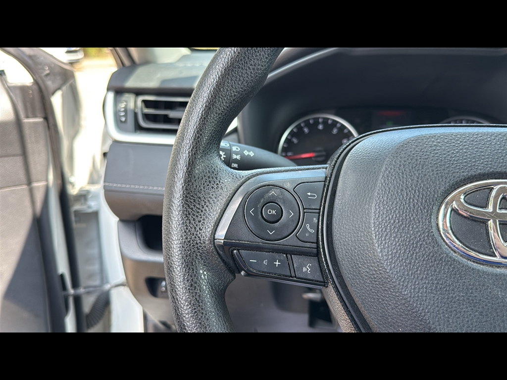 2022 Toyota RAV4 LE photo 3