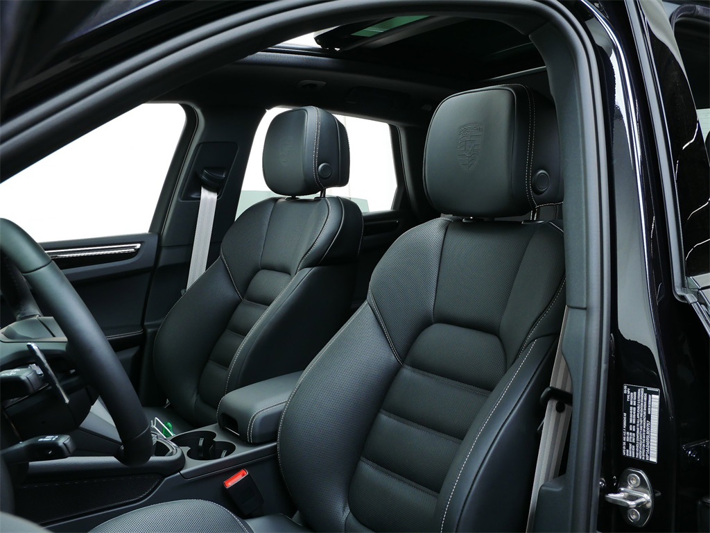 2025 Porsche Macan T photo 3