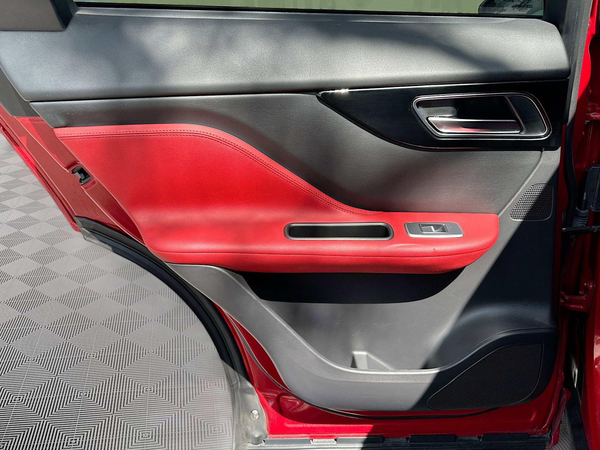 2018 Jaguar F-PACE R-Dynamic SE photo 25