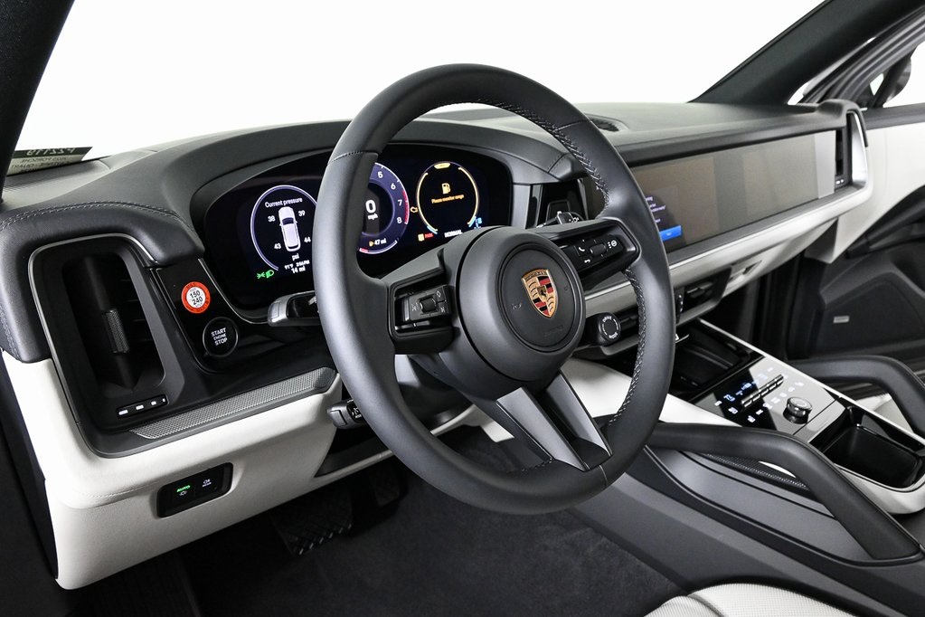 2025 Porsche Cayenne photo 3