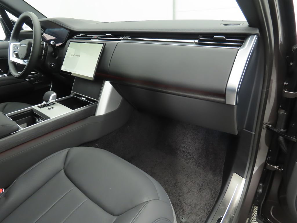 2025 Land Rover Range Rover SE photo 18