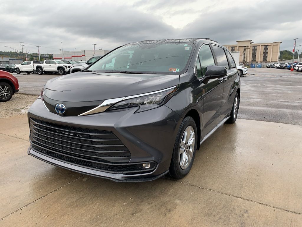 2025 Toyota Sienna XLE photo 3