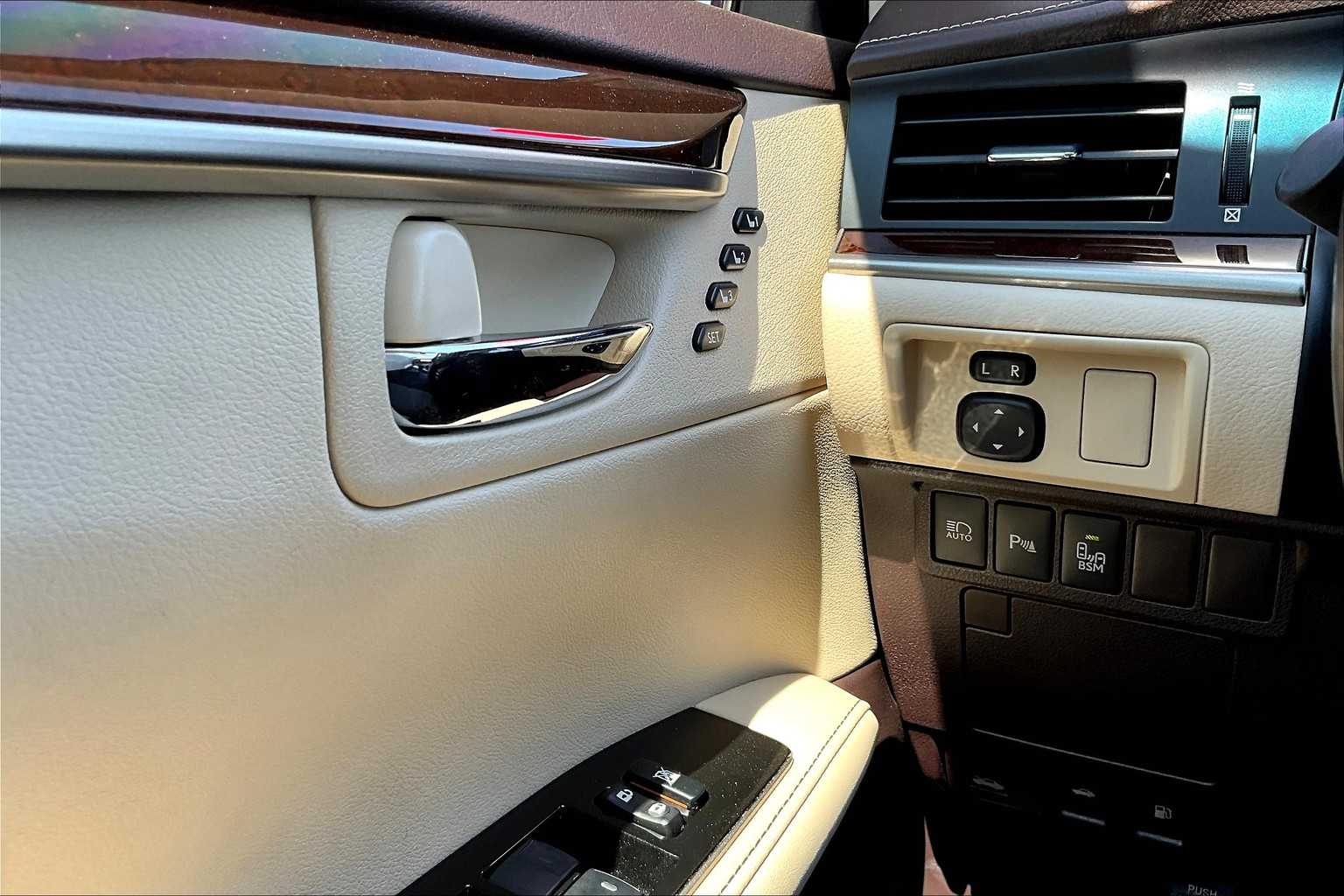 2017 Lexus ES 350 photo 32