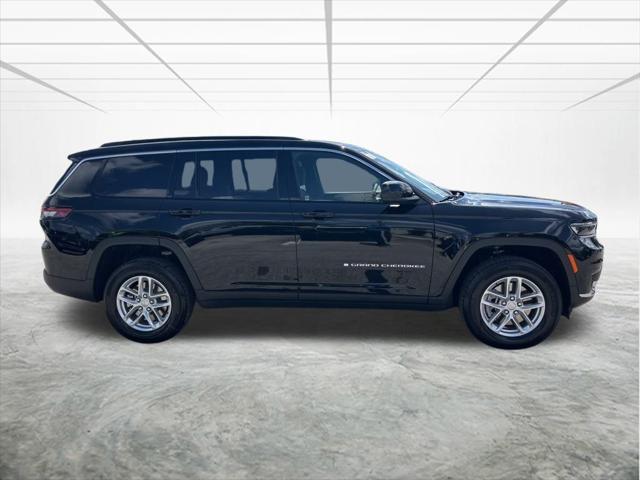 2025 Jeep Grand Cherokee Laredo photo 2
