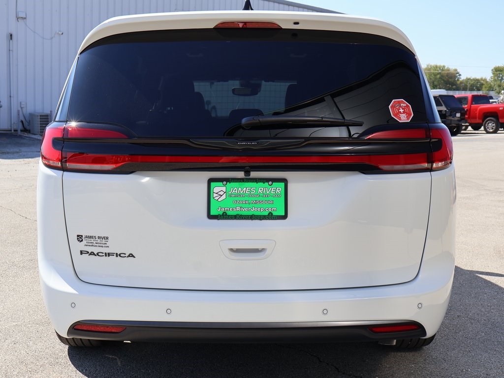 2026 Chrysler Pacifica photo 4