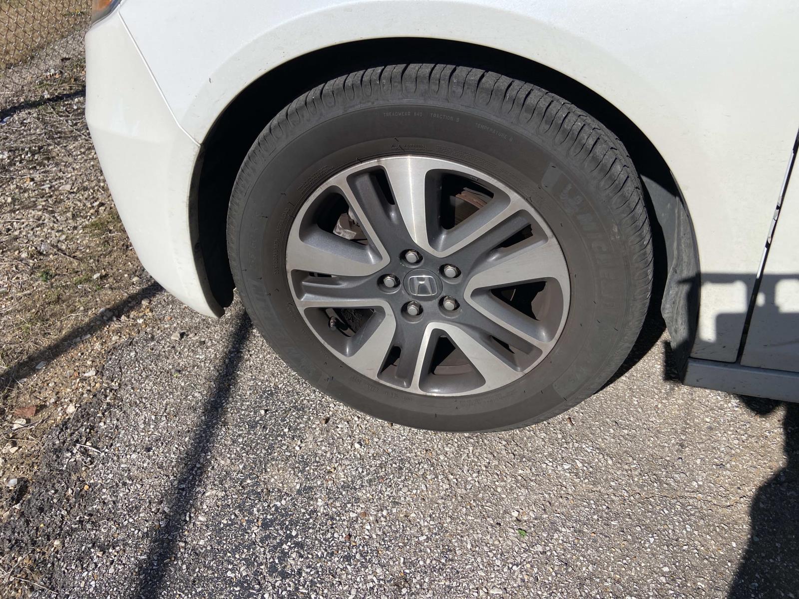 2014 Honda Odyssey Touring photo 2