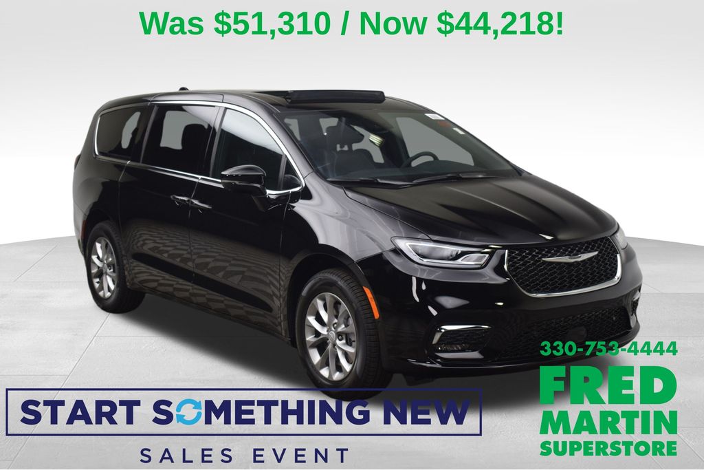 2026 Chrysler Pacifica Select's photo