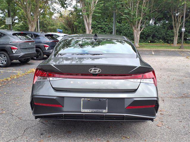 2025 Hyundai Elantra SEL Convenience photo 7