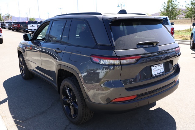 2025 Jeep Grand Cherokee Limited photo 3