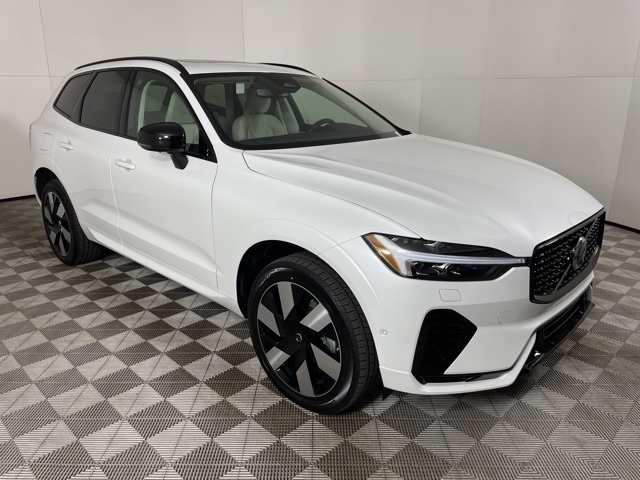 2025 Volvo XC60 T8 Plus photo 2