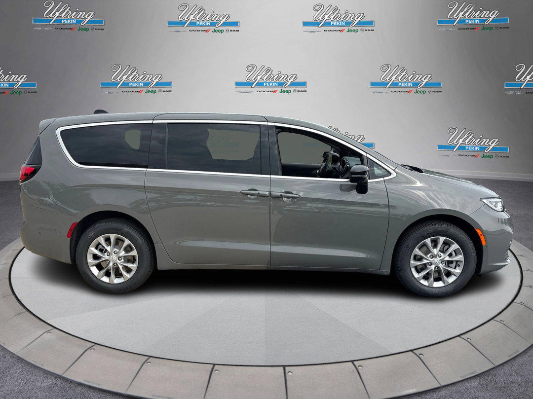 2025 Chrysler Pacifica photo 2